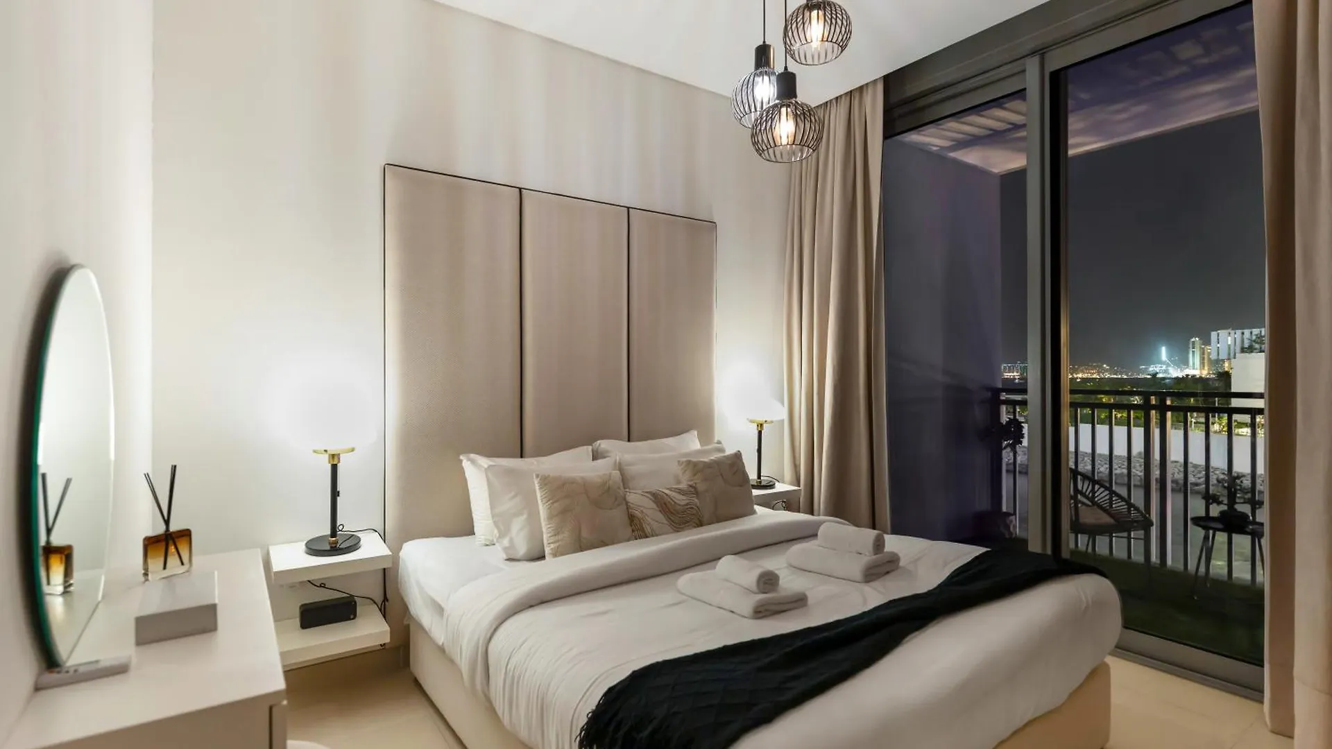 Luxurious 1Bhk Apartments With Marina Waterfront & Dubai Eye Views Near Jbr, Marina